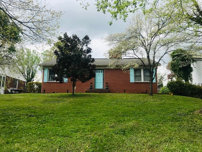 212 Evans St in Morganton, NC - Building Photo - Building Photo