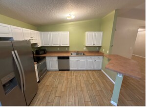 105 Melody Ln in Largo, FL - Building Photo - Building Photo