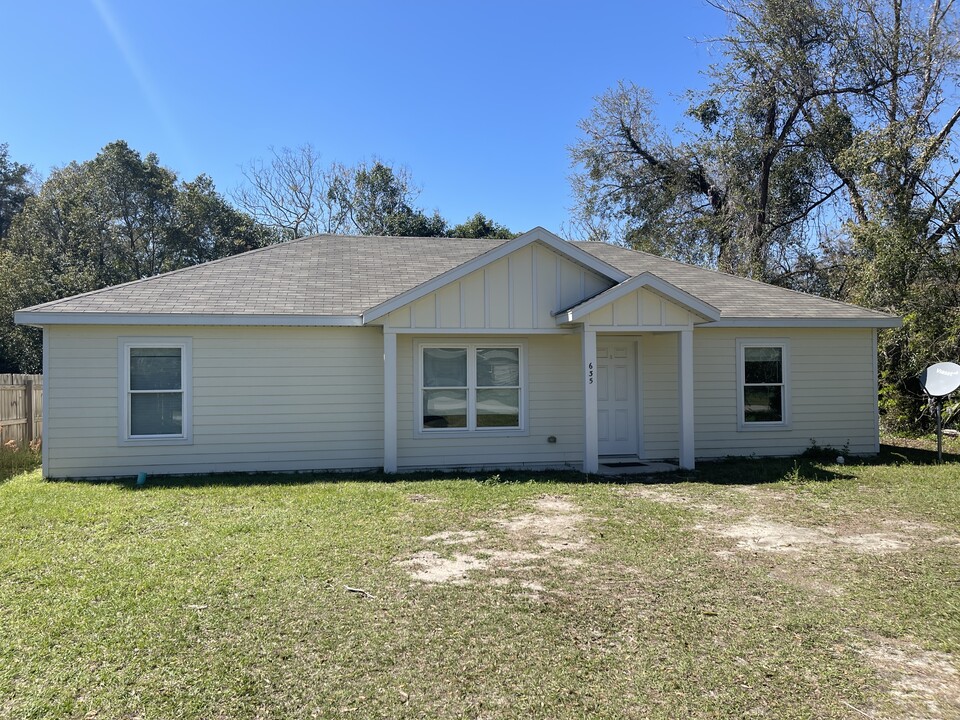 635 NE 4th St in Trenton, FL - Building Photo