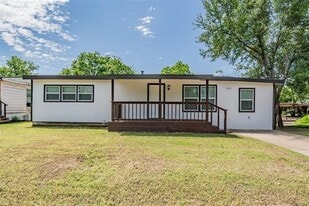 600 Terry Rd in Hurst, TX - Building Photo