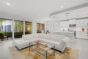 2560 Seychelles Dr in Naples, FL - Building Photo