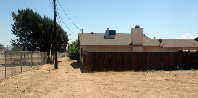 21398 Powhattan Rd in Apple Valley, CA - Foto de edificio - Building Photo