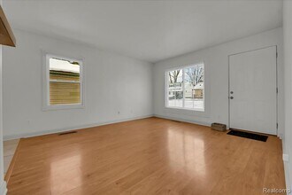 26435 Tawas St in Madison Heights, MI - Foto de edificio - Building Photo
