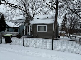 85 E Strathmore Ave in Pontiac, MI - Building Photo