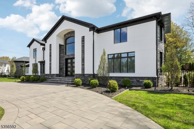 63 Roberts Rd in Englewood Cliffs, NJ - Building Photo