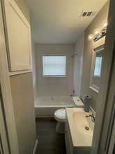 1904 11th St, Unit 1904 1/2 in Galena Park, TX - Foto de edificio - Building Photo