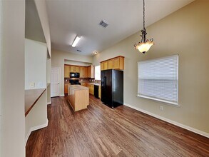 4919 Chase Wick Dr in Bacliff, TX - Foto de edificio - Building Photo