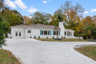 1215 Trotwood Ave in Columbia, TN - Building Photo