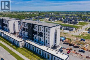 4300 Laurier Pkwy in Lasalle, ON - Building Photo