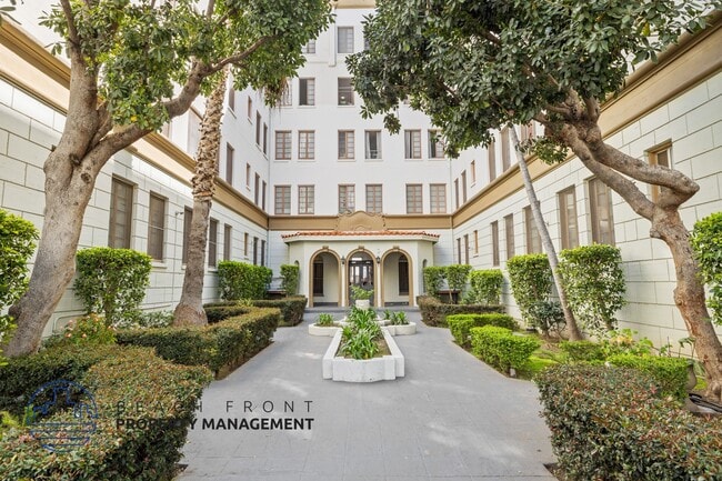 418 S. Normandie Ave. in Los Angeles, CA - Foto de edificio - Building Photo