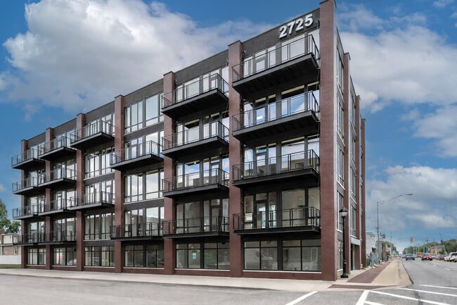 property at 2725 N Thatcher Ave