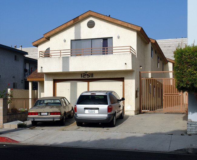 12511 Eucalyptus Ave in Hawthorne, CA - Foto de edificio - Building Photo