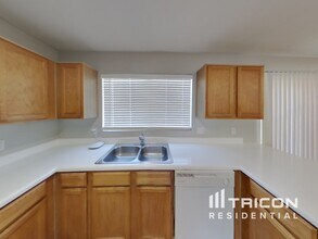 8566 W Denton Ln in Glendale, AZ - Foto de edificio - Building Photo