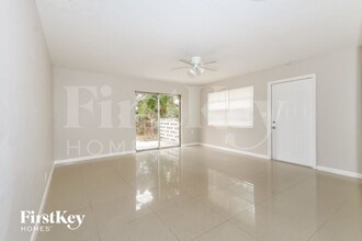 911 W Jasmine Dr in West Palm Beach, FL - Building Photo - Building Photo