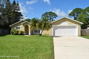 939 Lyons Cir NW in Palm Bay, FL - Building Photo