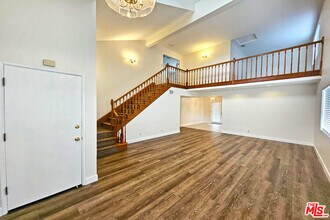 7556 Thousand Oaks Dr in Los Angeles, CA - Building Photo - Building Photo