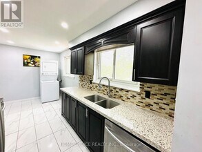 130 Earnscliffe Cir in Brampton, ON - Building Photo - Building Photo