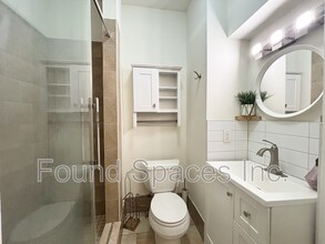 210 Wilson St in Hamilton, ON - Building Photo - Building Photo