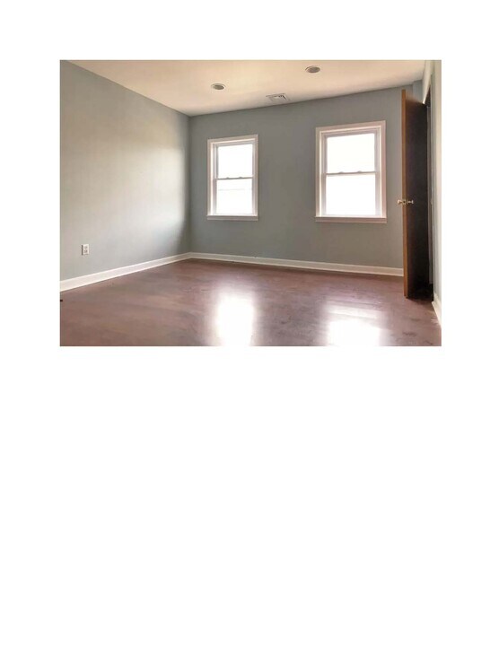 212 Port Ave, Unit First Floor Floor in Elizabeth, NJ - Foto de edificio