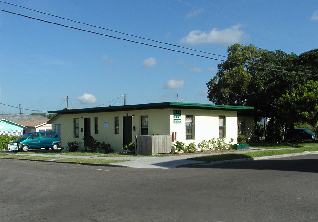 Freshwater Apartments in West Palm Beach, FL - Building Photo