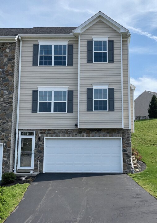 680 Freedom Dr in Crafton, PA - Building Photo