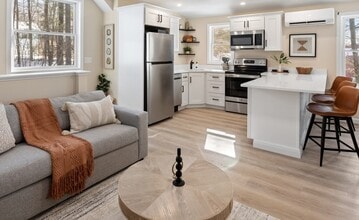 23 Deer St, Unit B in Tilton, NH - Foto de edificio - Building Photo
