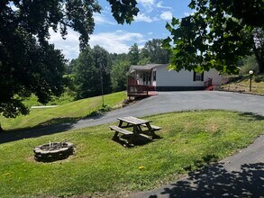 883 Bullock Hollow Rd in Bristol, TN - Foto de edificio - Building Photo