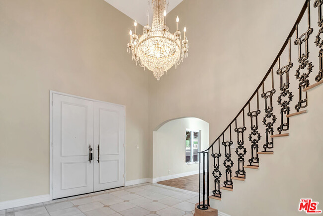 16608 Park Ln Cir in Los Angeles, CA - Building Photo - Building Photo