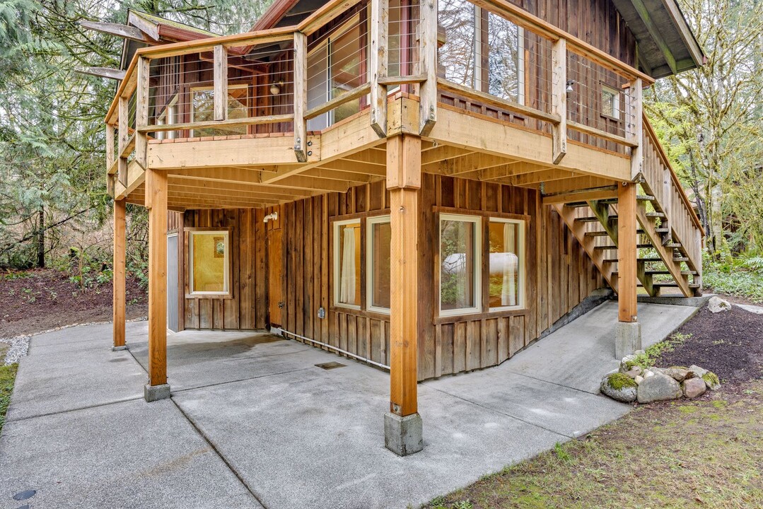 6466 NE Marshall Rd in Bainbridge Island, WA - Building Photo