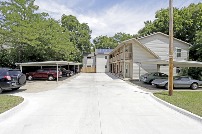 938 W Cleveland St in Fayetteville, AR - Foto de edificio - Building Photo