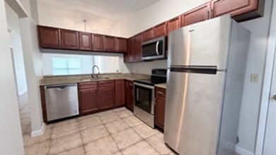 135 Sand Pine Cir in Sanford, FL - Foto de edificio - Building Photo