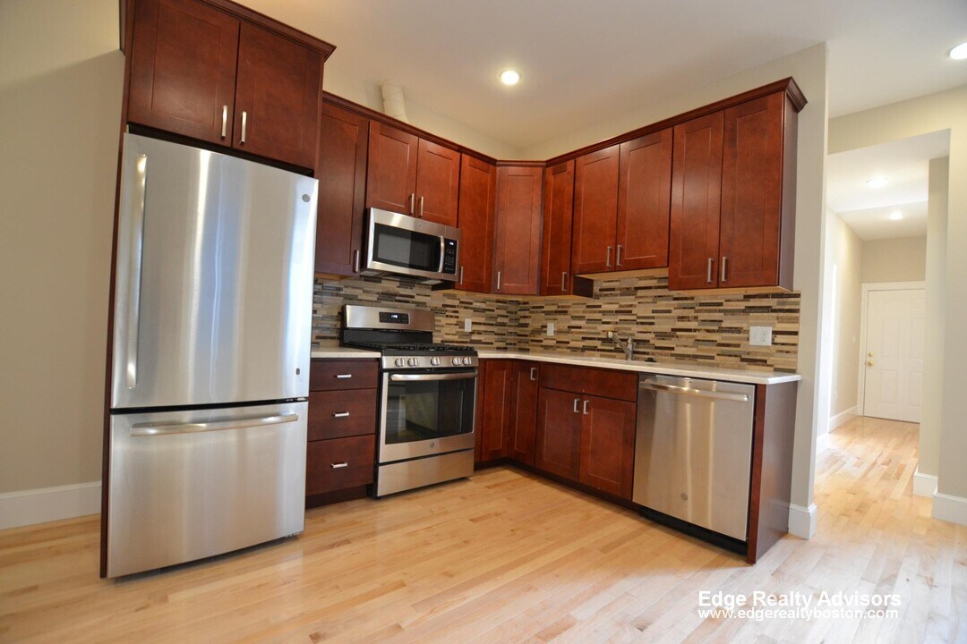 43 Pratt St, Unit 1 in Boston, MA - Building Photo