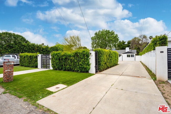 22937 Dolorosa St in Los Angeles, CA - Building Photo - Building Photo