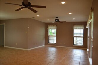 525 W Lloyd St in Krum, TX - Building Photo - Building Photo
