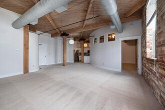 940 Monroe Ave NW in Grand Rapids, MI - Building Photo - Building Photo