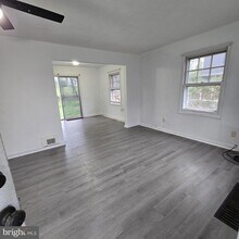 21676 N Essex Dr in Lexington Park, MD - Foto de edificio - Building Photo