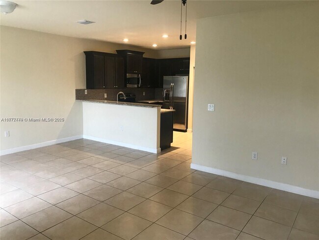 8965 NW 98th Ave in Doral, FL - Foto de edificio - Building Photo