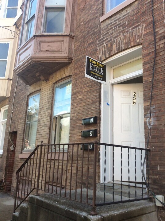 256 E King St in York, PA - Building Photo