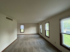 2923-2925 Cortland Dr in Janesville, WI - Building Photo - Building Photo