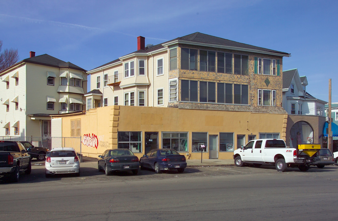 597 S Main St in Fall River, MA - Building Photo