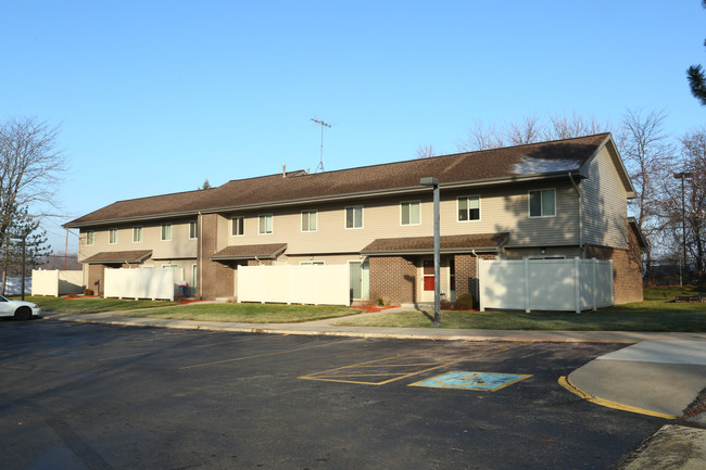 Maple Village Apartments in Adrian, MI - Building Photo - Building Photo