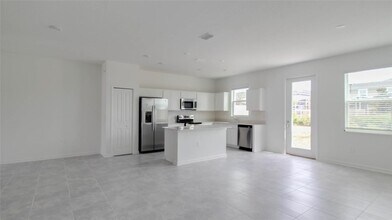 323 Nine Iron Dr in Davenport, FL - Foto de edificio - Building Photo