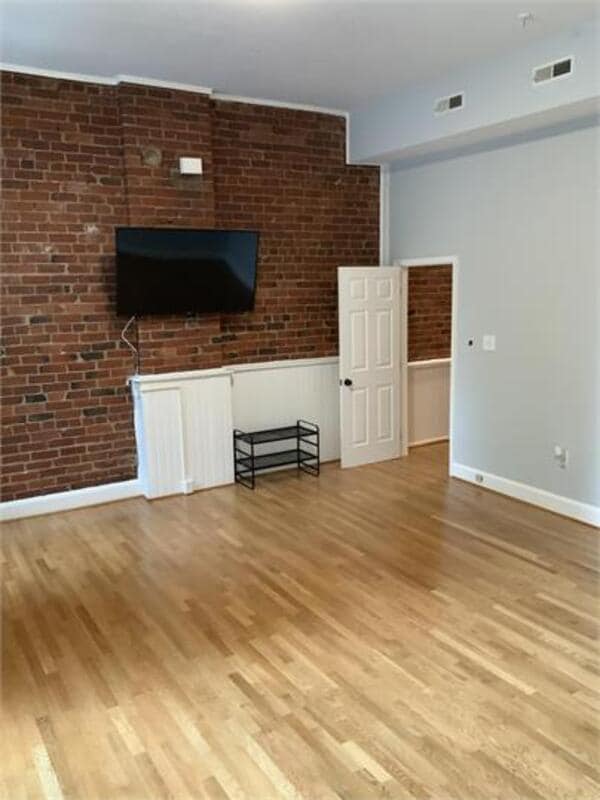 property at 204 W Broad St