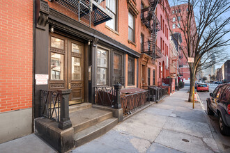 661 Washington St in New York, NY - Building Photo - Building Photo