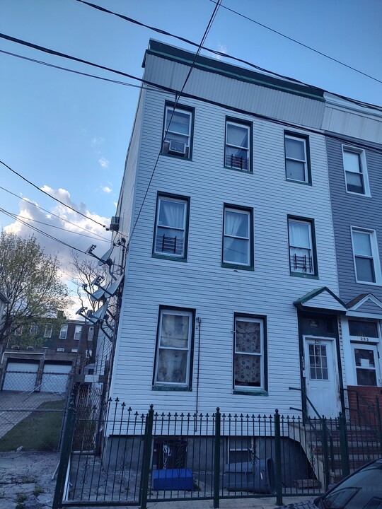 251 Halladay St in Jersey City, NJ - Building Photo