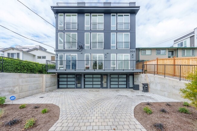 property at 909 28th Ave S