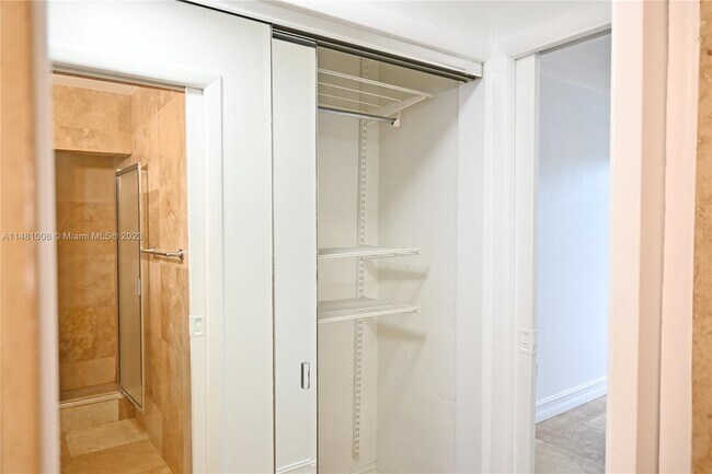 524 Washington Ave, Unit 309 in Miami Beach, FL - Building Photo - Building Photo