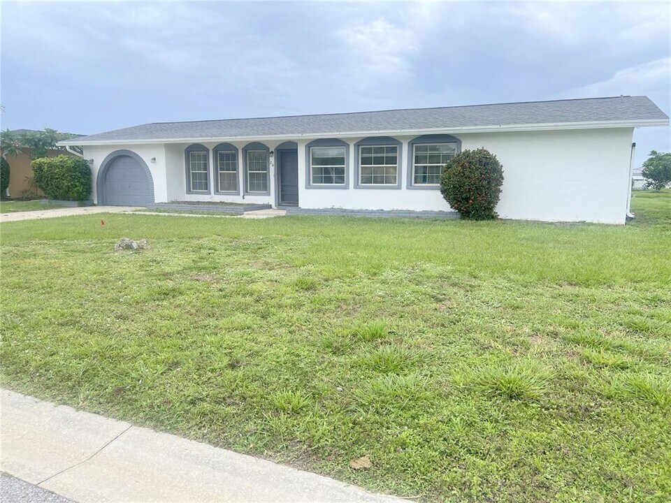 20 Annapolis Ln in Rotonda West, FL - Building Photo