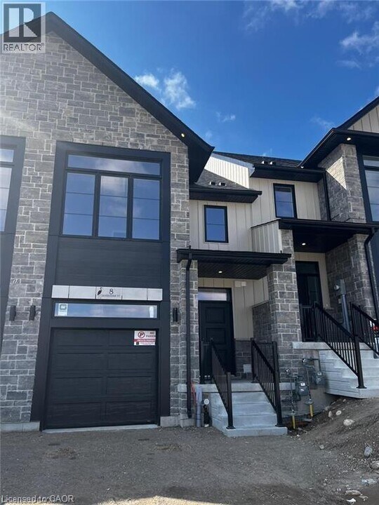 8 Sandstone St in Cambridge, ON - Building Photo