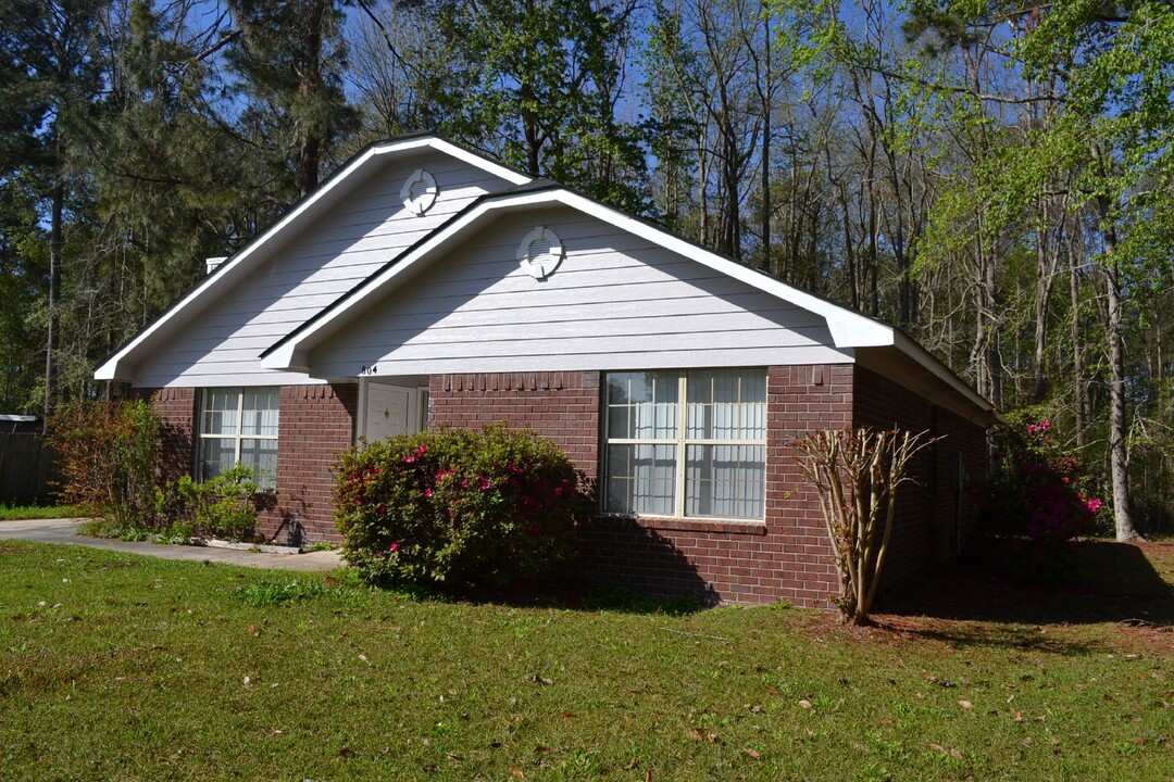 804 W Oxford Ln in Hinesville, GA - Building Photo